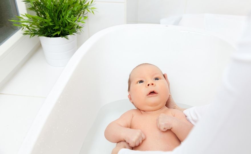 How to wash your newborn in a bathtub